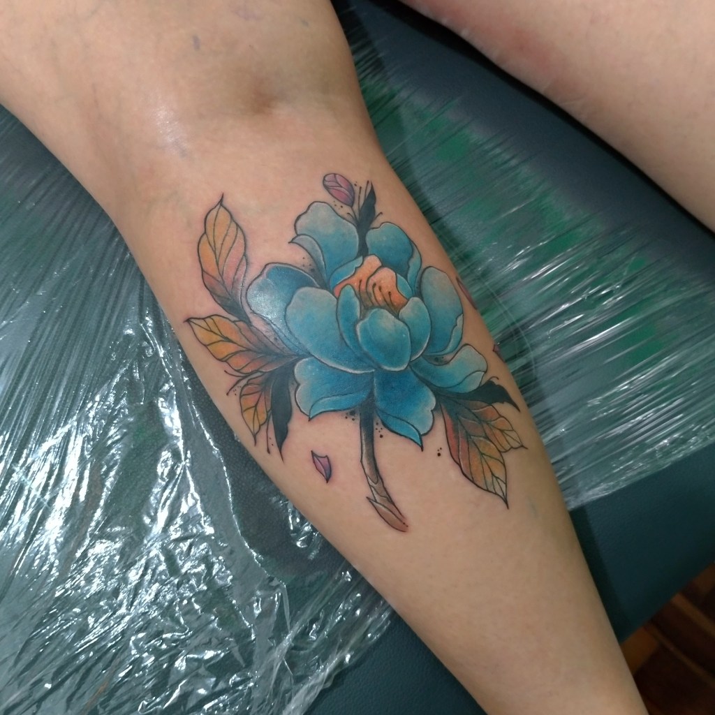 Churus Savioli, lotus tattoo, lotus colorida