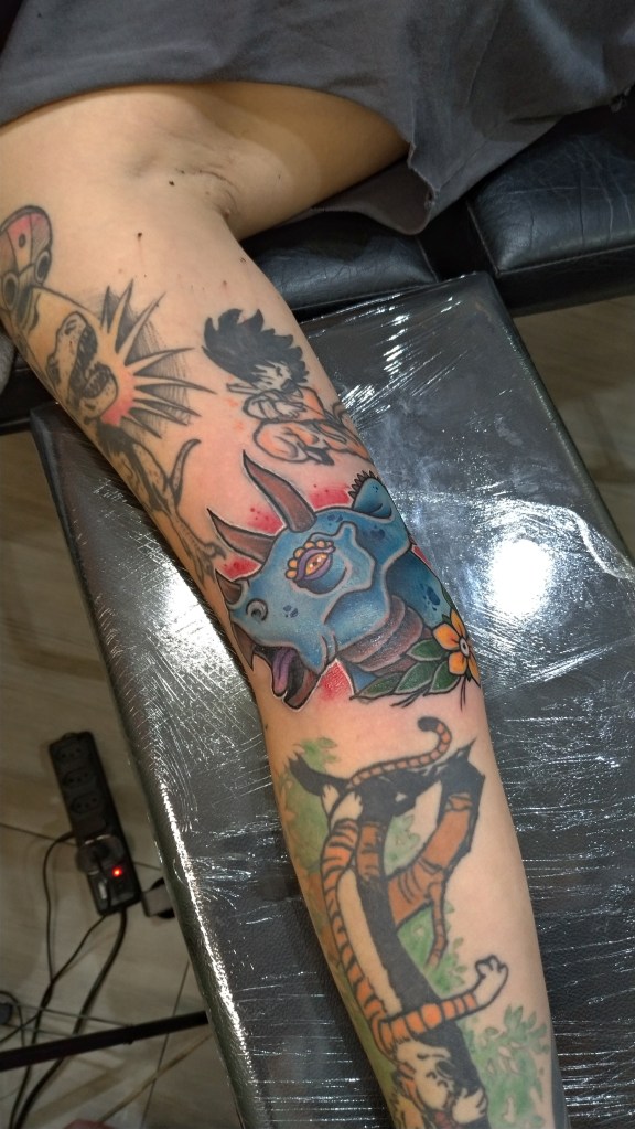 Churus Savioli, Old School, Old School tattoo, tattoo colorida, dinossauro tattoo