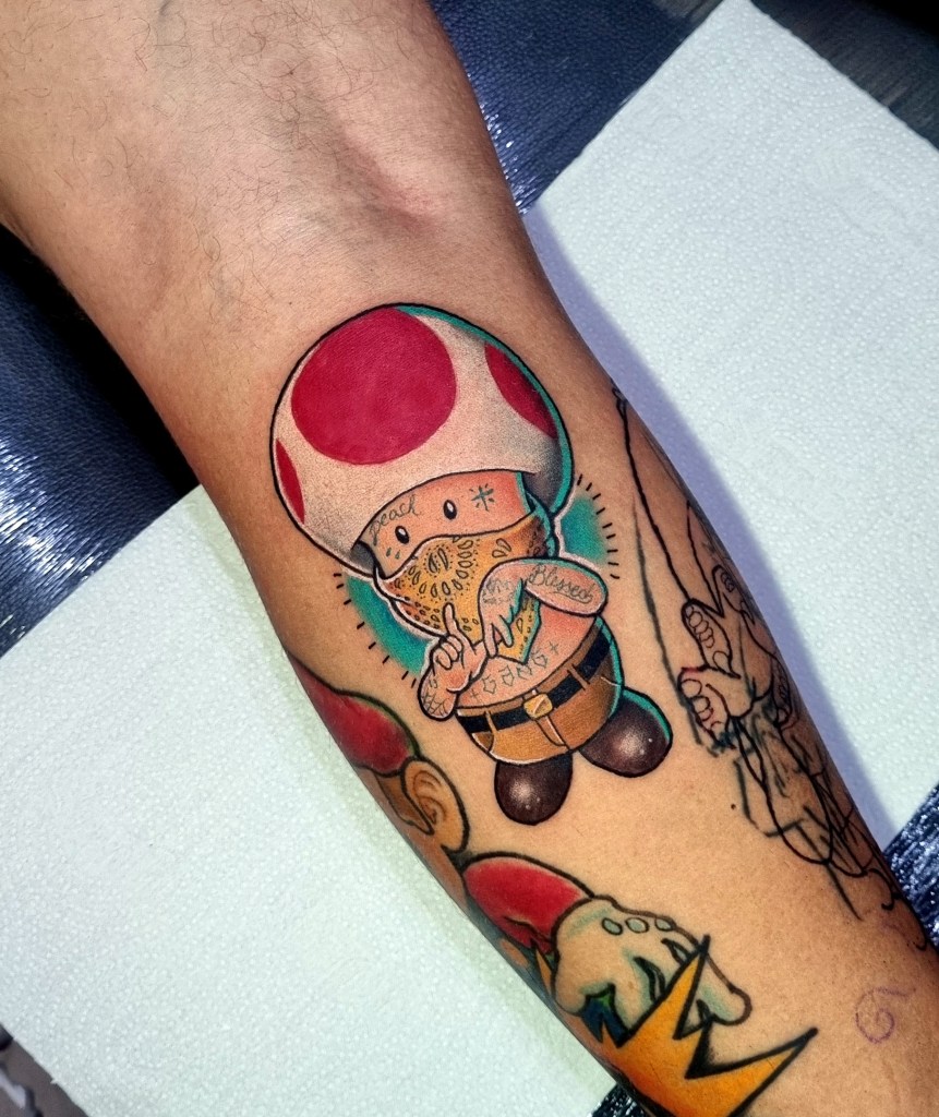 Tatuagem do Toad Gangsta feita por Churus Savioli tatuador de Osasco