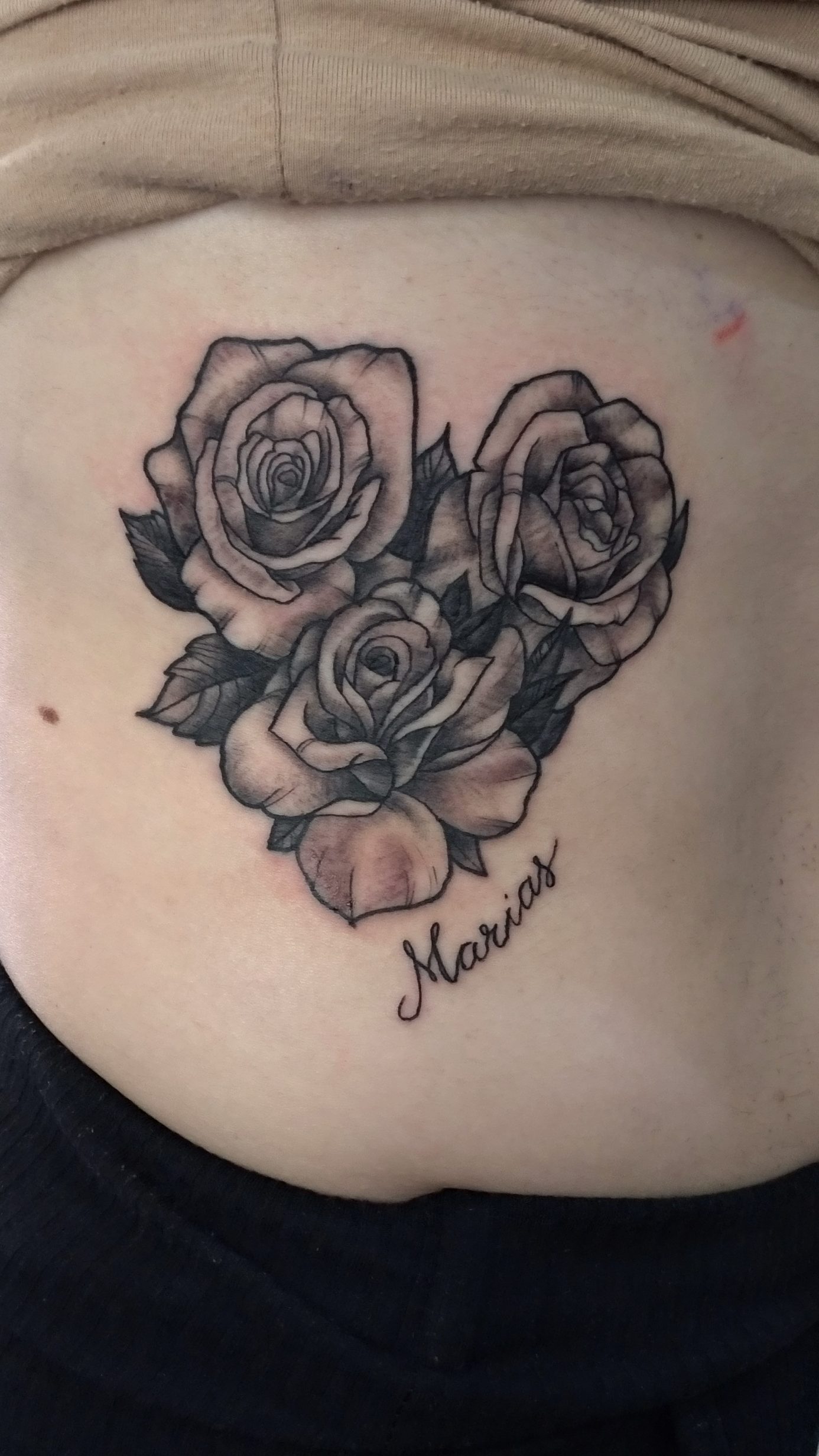Churus Savioli, rosas tattoo, preto e cinza tattoo, coração de rosas, coração de rosas tattoo