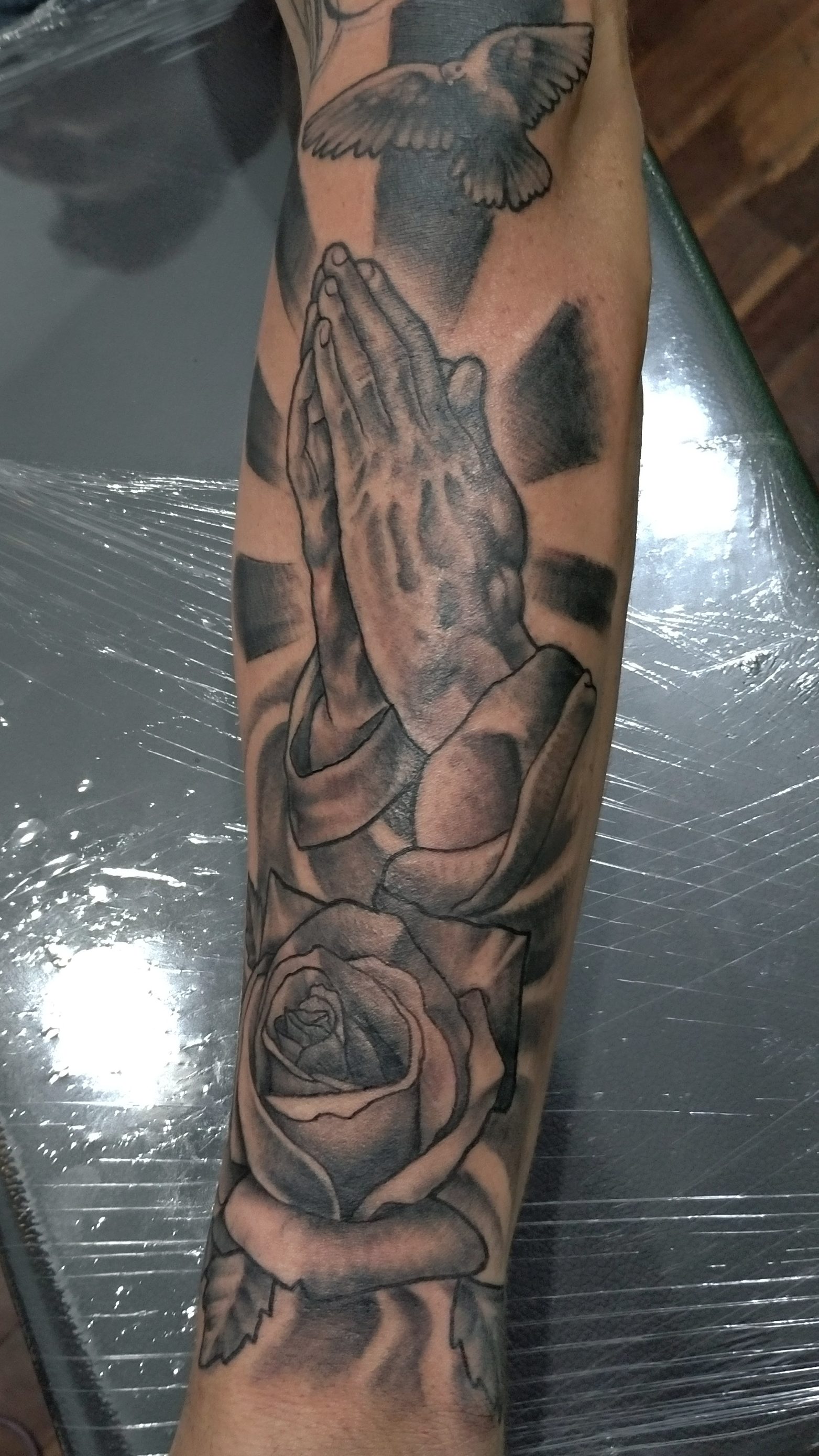 Churus Savioli, fechamento religioso tattoo, rosas tattoo, preto e branco tattoo