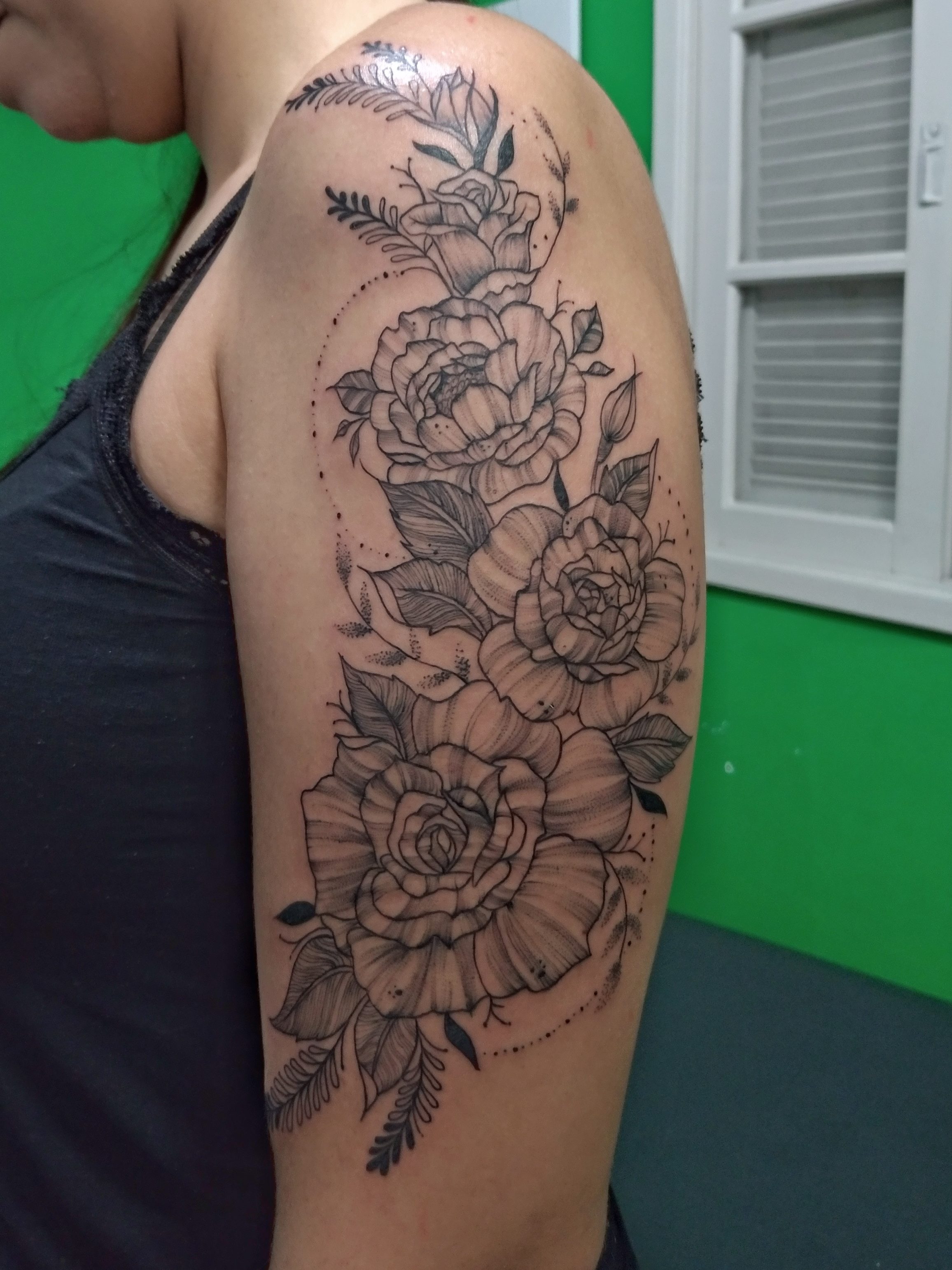 Churus Savioli, Flores tattoo, preto e branco tattoo, flores rasteladas tattoo