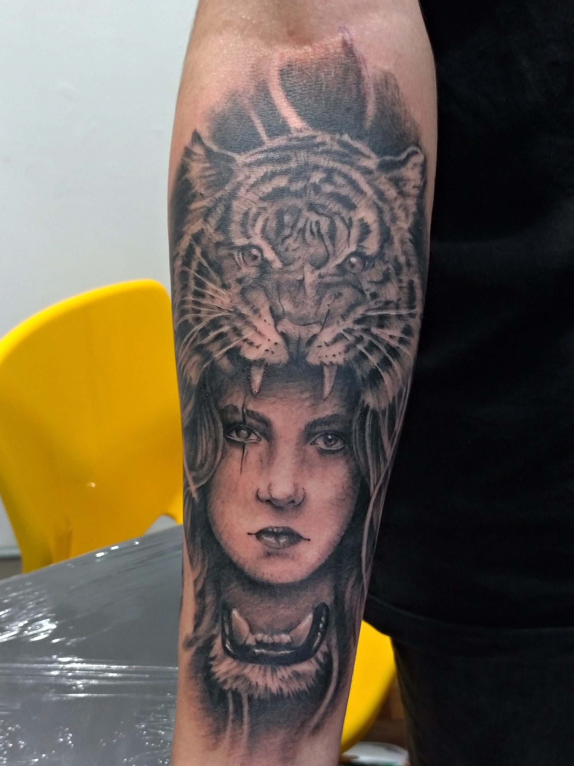Churus Savioli, preto e branco tattoo, tigre tattoo, garota e tigre tattoo