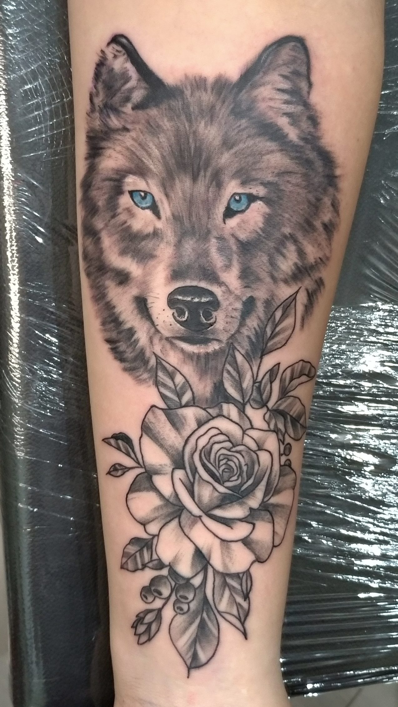 Churus Savioli, lobo, lobo tattoo, lobo e flores tattoo, preto e branco tattoo