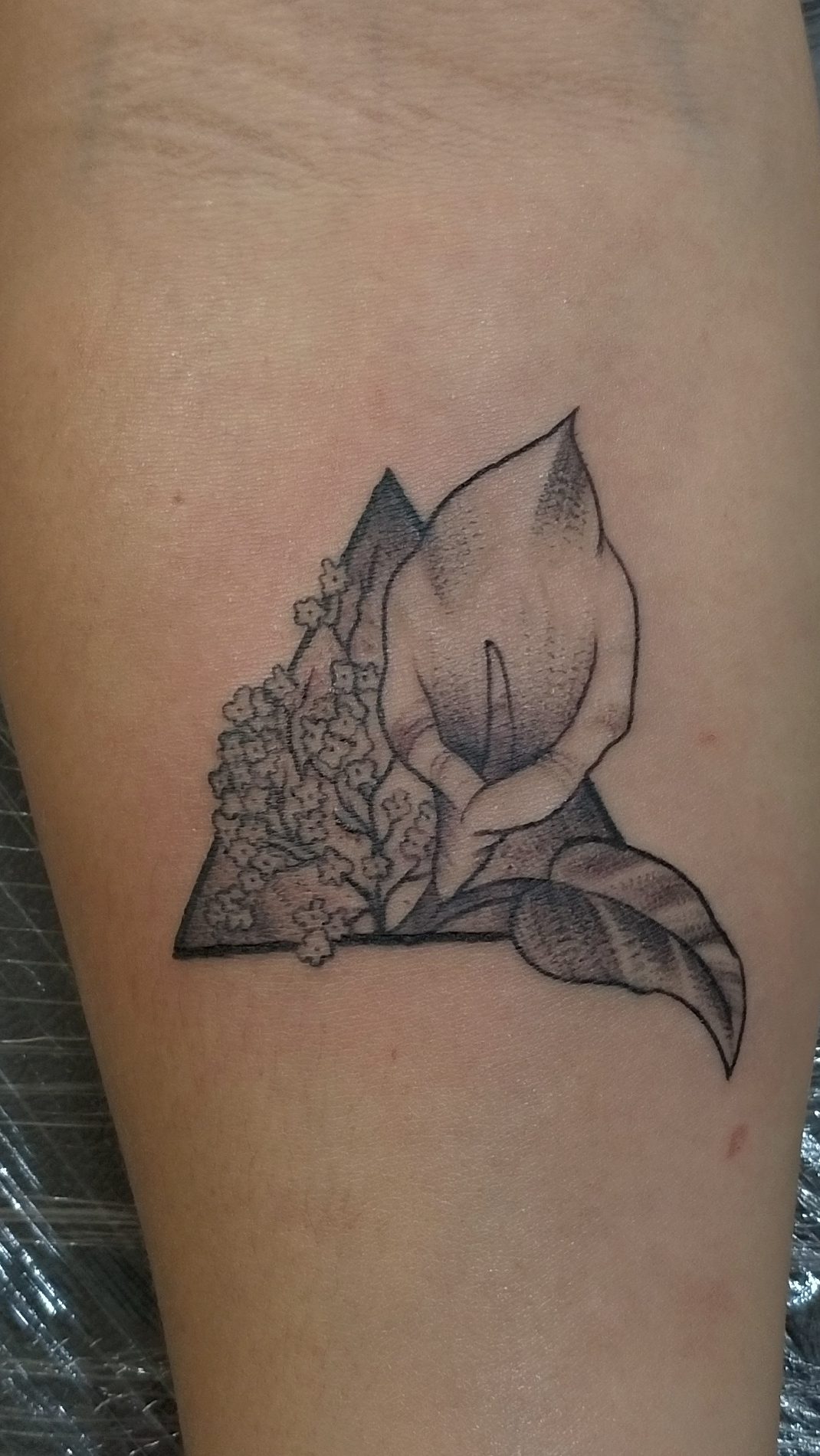 Churus Savioli, flor tattoo, preto e branco tattoo, flor rastelada