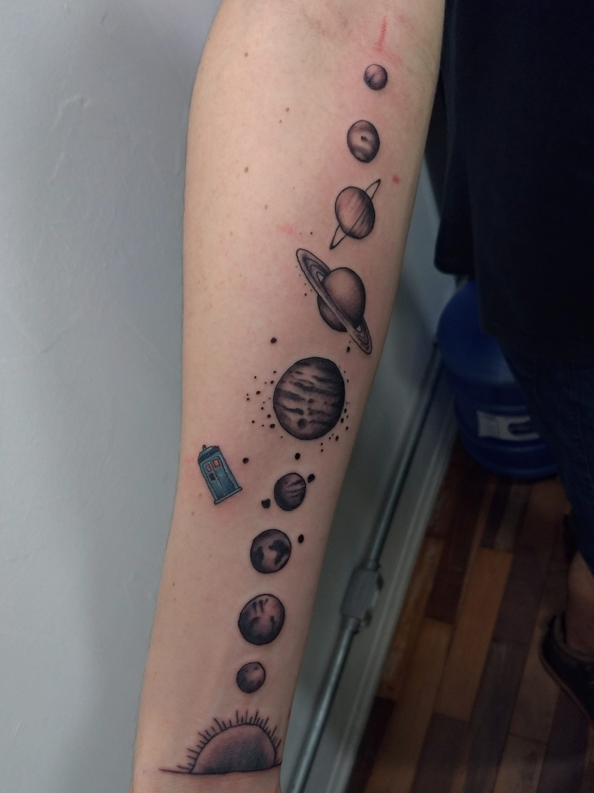 Churus Savioli, preto e branco tattoo, planetas tattoo, doctor who tattoo